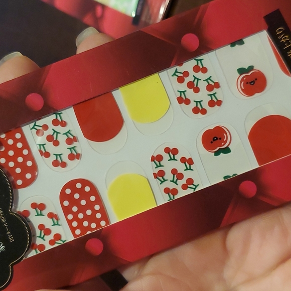 Lot of 4, nail strips - Picture 4 of 6